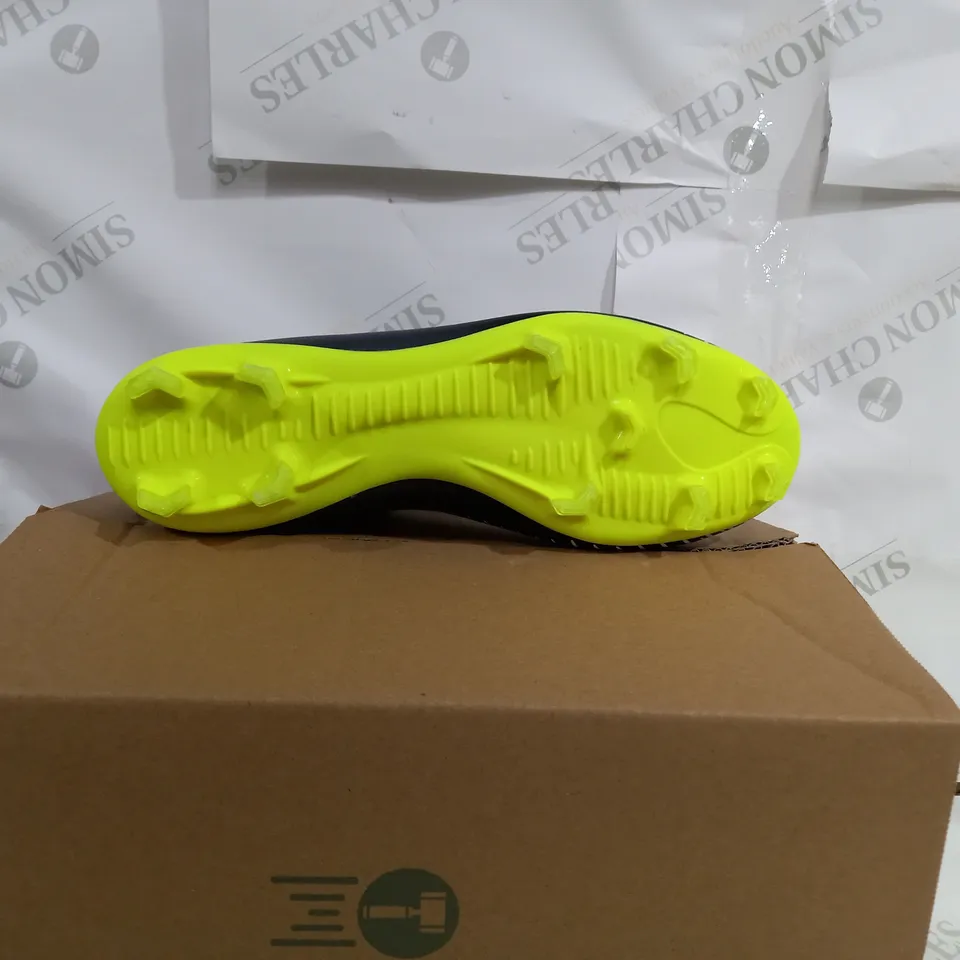 PAIR OF NIKE MERCURYS PLUS 11 IN GREEN AND BLACK