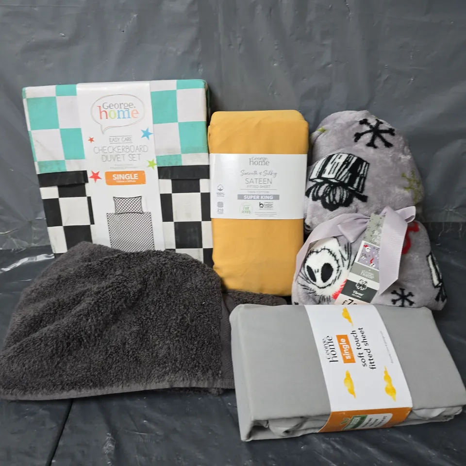 APPROXIMATELY 20 ASSORTED HOMEWARE ITEMS TO INCLUDE SINGLE SOFT TOUCH FITTED SHEETS, NIGHTMARE BEFORE CHRISTMAS THROW, SOFT TOUCH HAND TOWEL, ETC
