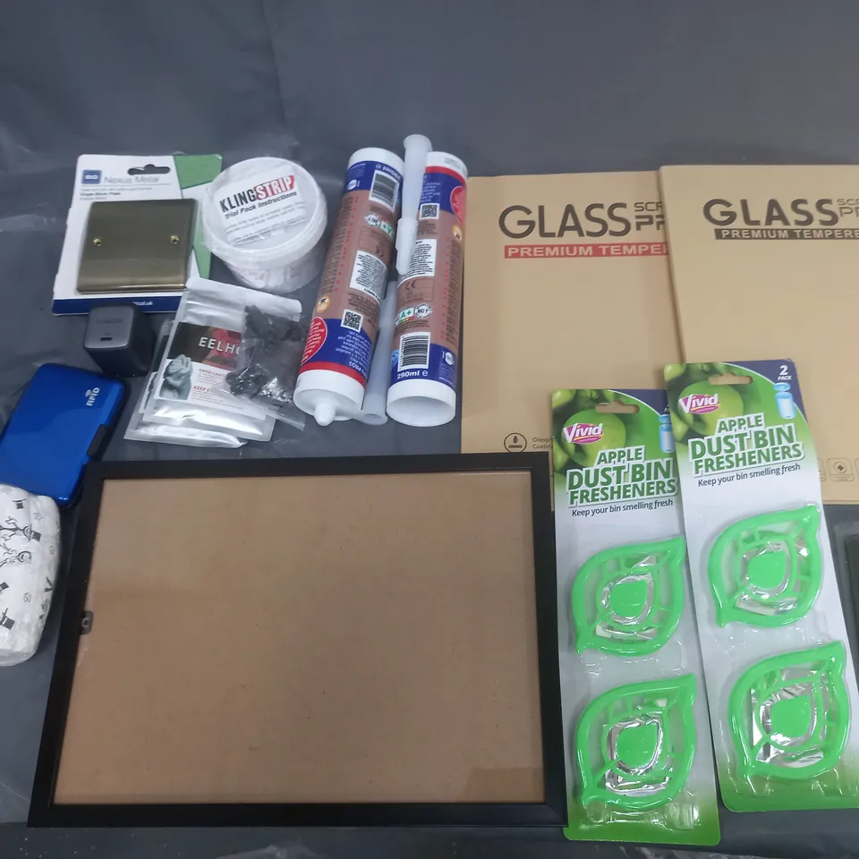 BOX OF APPROXIMATELY 8 ASSORTED ITEMS TO INCLUDE - TEMPERED GLASS SCREEN PROTECTOR, PICTURE FRAME, AND DUST BIN FRESHENERS ETC. 