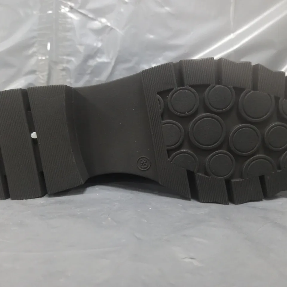 BOXED PAIR OF MODA IN PELLE CHUNKY BOOTS IN BLACK SIZE 6