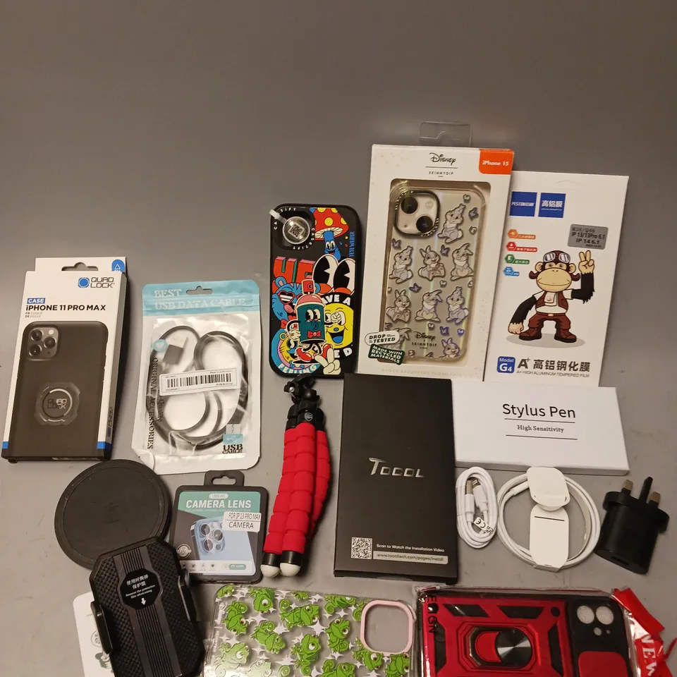 APPROXIMATELY 30 ASSORTED SMARTPHONE/TABLET ACCESSORIES TO INCLUDE SCREEN PROTECTORS, CHARGING CABLES, PROTECTIVE CASES ETC