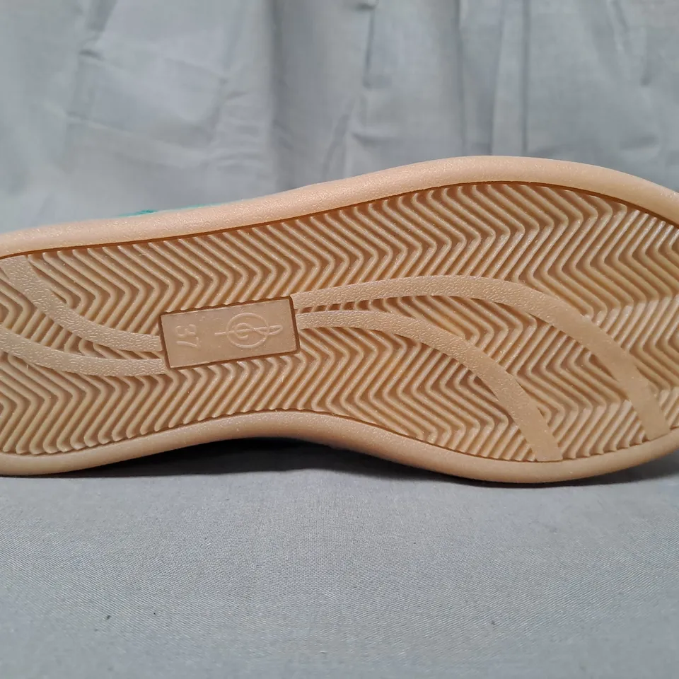 PAIR OF STRADIVARIUS SHOES IN GREEN/WHITE UK SIZE 4