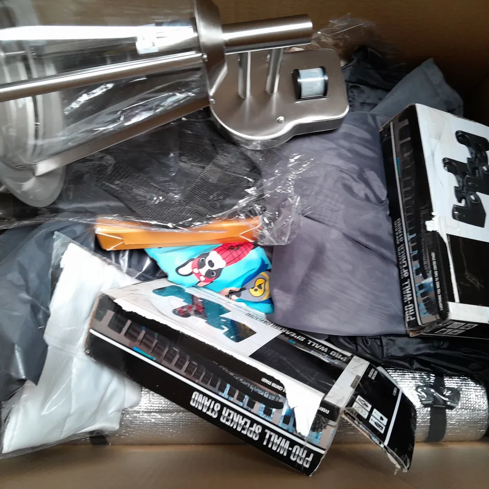 BOX OF APPROXIMATELY 8 ASSORTED HOUSEHOLD ITEMS TO INCLUDE TOILET SEAT, GAVENO CAVAILIA 8 PIECE TOWEL BALE, ETC