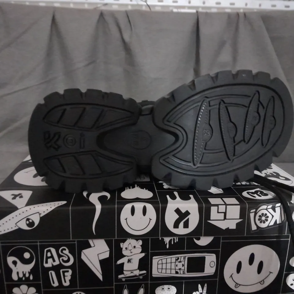 BOXED PAIR OF KOI RAINBOW SNOW BOOTS SIZE 6