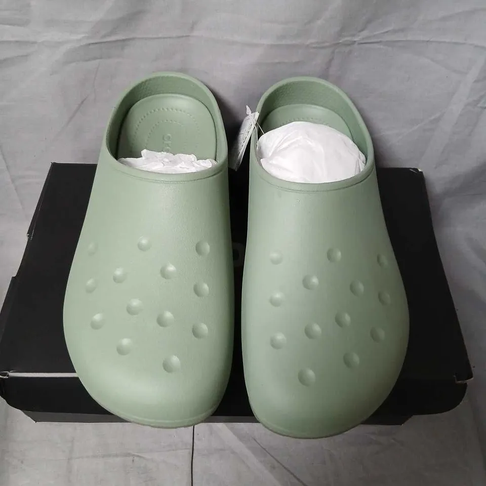 CROCS CLASSIC QUIET CLOG MOSS – UNISEX, US 10 / EU 43-44 (UK 9)