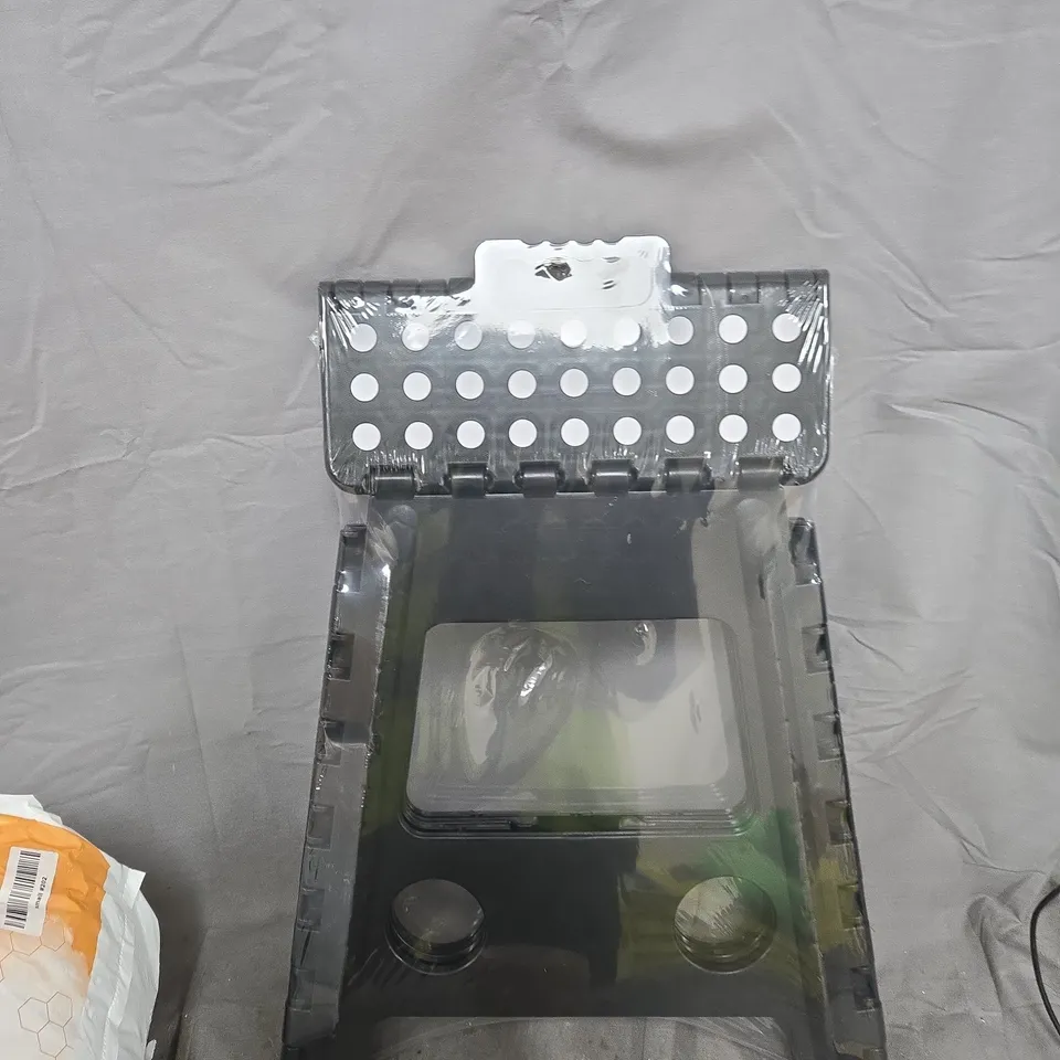 BOX OF APPROXIMATELY 12 ASSORTED ITEMS TO INCLUDE: QUILT AND STEPLADDER