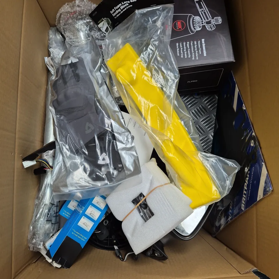 BOX OF ASSORTED CAR ITEMS TO INCLUDE - GLOVES - WIPER BLADES - / COLLECTION ONLY 