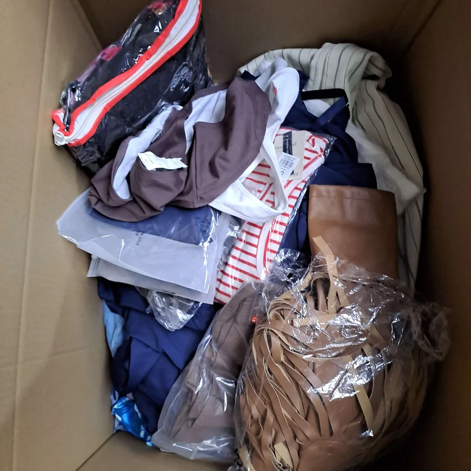 BOX OF APPROXIMATELY 25 ASSORTED CLOTHING ITEMS TO INCLUDE - DRESSES, JEANS, SWIMWEAR ETC 