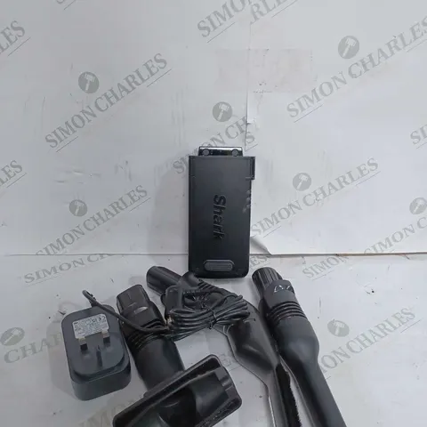 SHARK BATTERY XBATR725EU & ATTACHMENTS