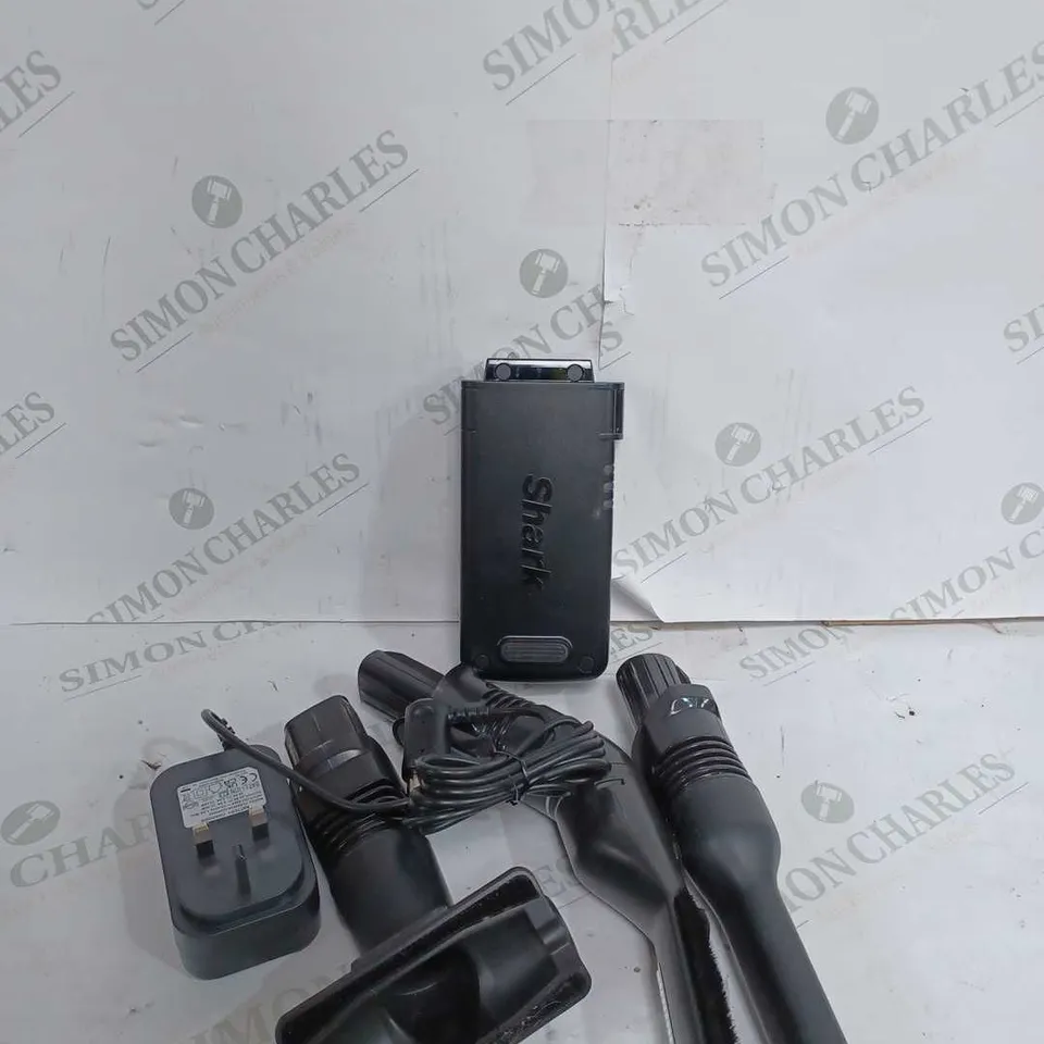 SHARK BATTERY XBATR725EU & ATTACHMENTS 