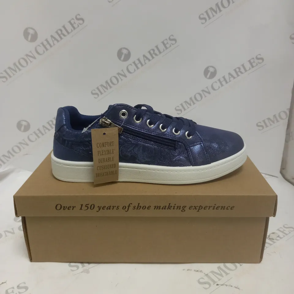 BOXED CUSHION WALK FLORAL TRAINERS IN NAVY - SIZE 5