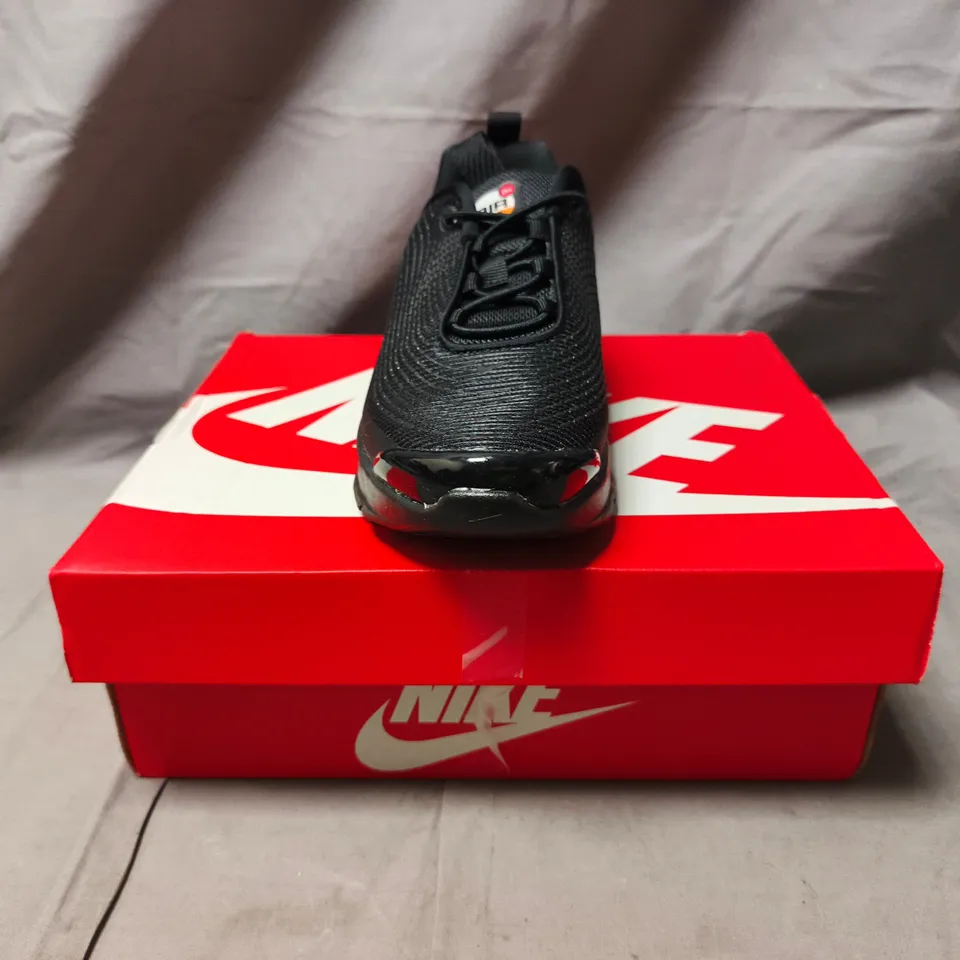 BOXED PAIR OF NIKE AIR MAX DN SHOES IN BLACK SIZE UK 2.5