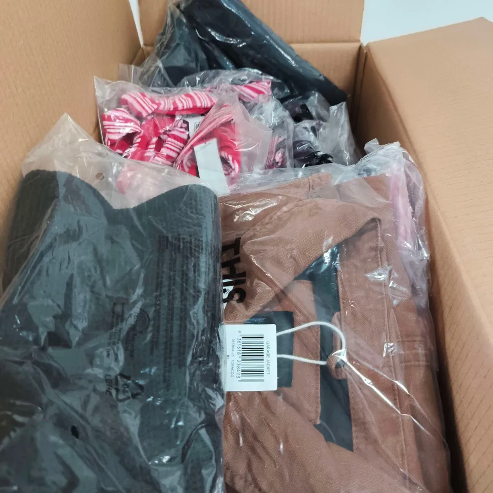 BOX OF APPROXIMATELY 15 ASSORTED CLOTHING ITEMS TO INCLUDE GARAGE JACKET, SARA BUTTON CARDIGAN ETC