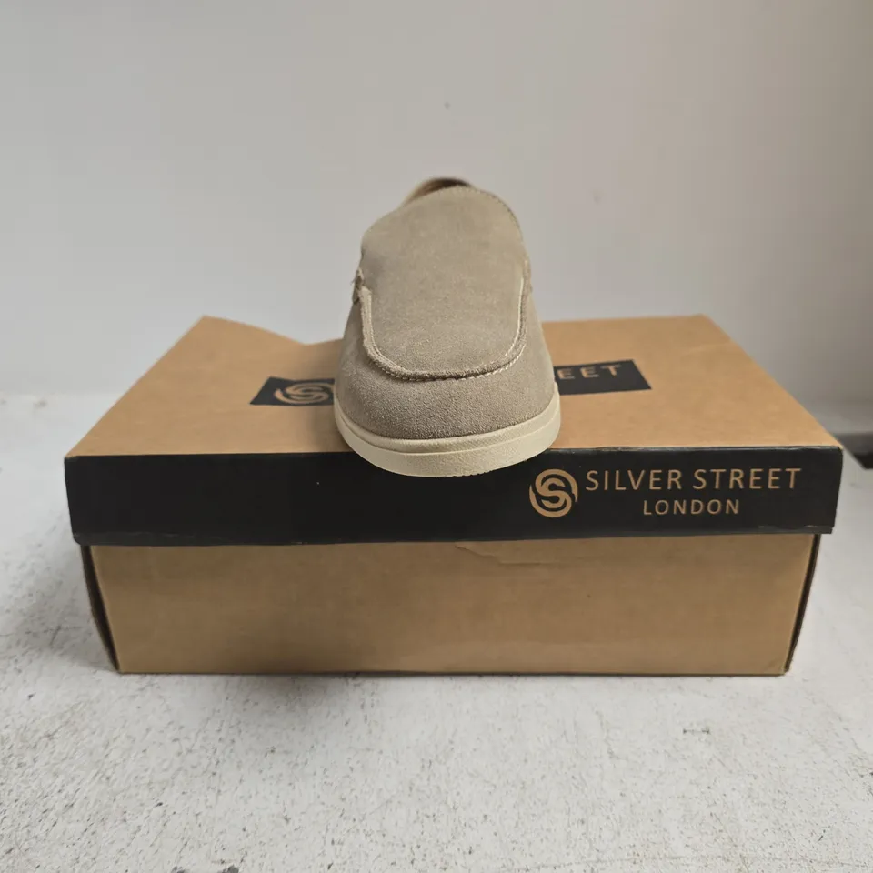 BOXED PAIR OF SILVER STREET MAURO SUEDE LEATHER SPRON LOAFERS IN TAUPE SIZE UK 8