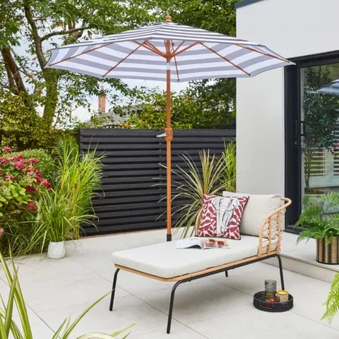 BOXED 2.7M TILT AND CRANK PARASOL WITH WOODEN EFFECT POLE (1 BOX)