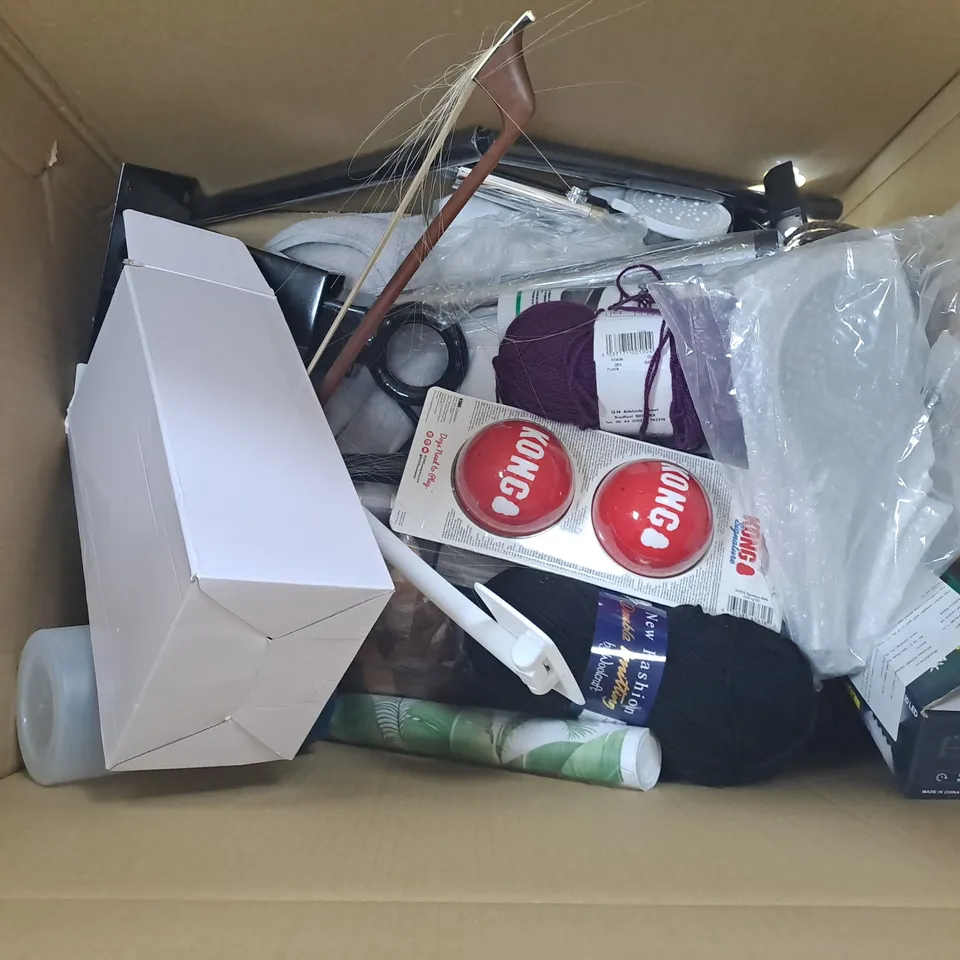 LARGE BOX OF APPROXIMATELY 15 ASSORTED HOUSEHOLD  ITEMS TOO INCLUDE WALLPAPER , TOWELS , DOG TOYS , ETC 