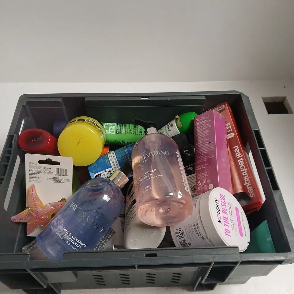 TOTE OF APPROXIMATELY 10 ASSORTED BEAUTY PRODUCTS INCLUDING NOUGHTY TO THE RESCUE MOISTURE MASK, LANSIKA MAGNESIUM FOOT CREAM AND BAYLIS & HARDING LUXURY HAND WASH