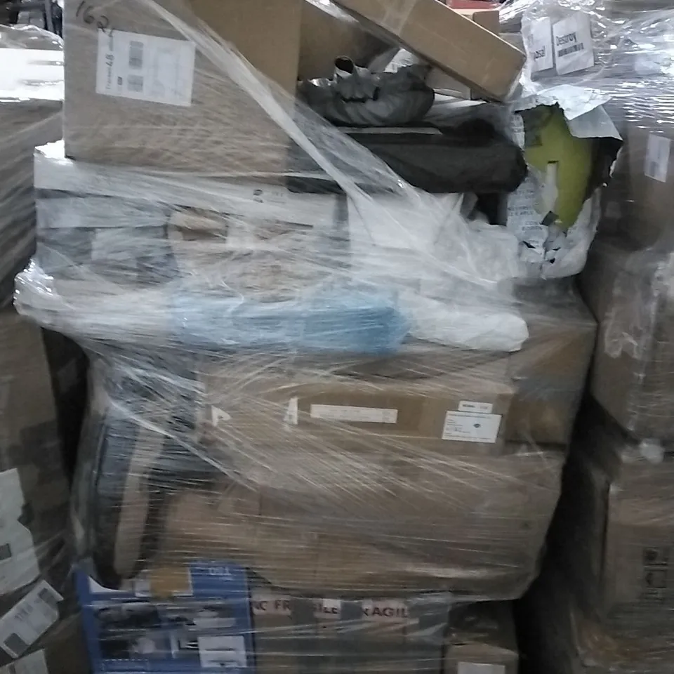PALLET OF HOUSEHOLD ITEMS TO INCLUDE CHILDREN'S PLAYPEN,  TABLE LAMP,  SEWING MACHINE AND OTHER ASSORTED ITEMS...
