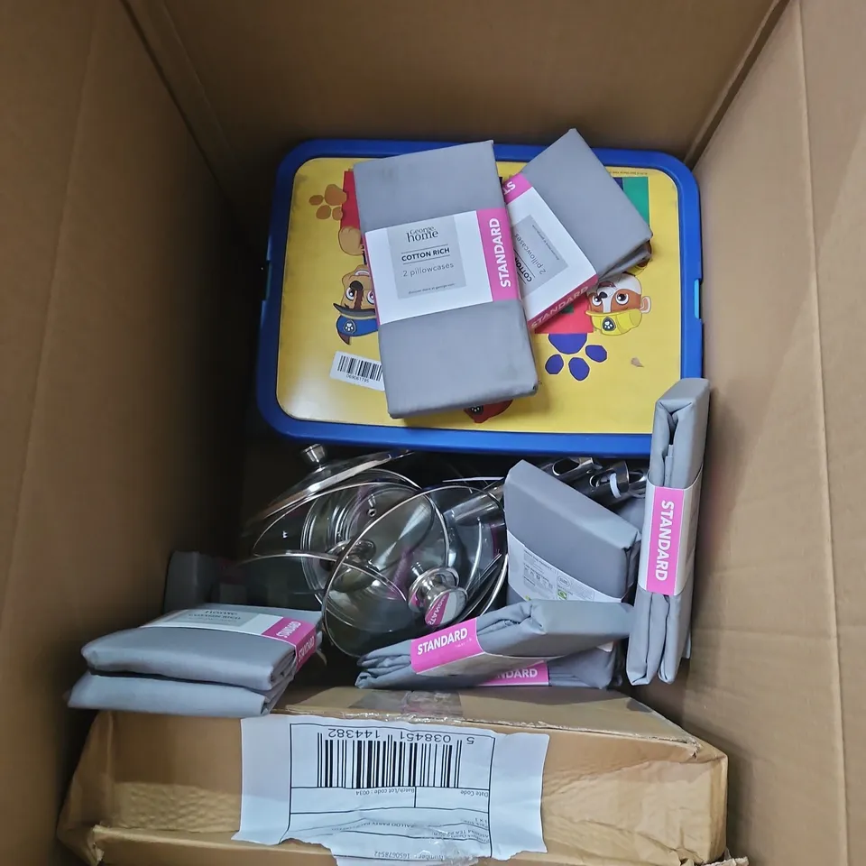 BOX OF APPROXIMATELY 8 ASSORTED HOMEWARE ITEMS TO INCLUDE - PILLOWCASES - BATH MAT - PAN - ETC - COLLECTION ONLY