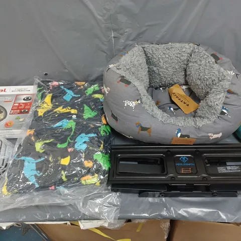 BOX OF APPROXIMATELY 15 ASSORTED HOUSEHOLD ITEMS TO INCLUDE DINO BEDWEAR, TEFAL INGENIO, AND FATFACE DOG BED ETC.