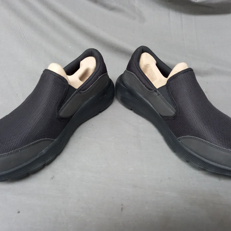 BOXED PAIR OF SKECHERS TRAINERS IN BLACK SIZE 10