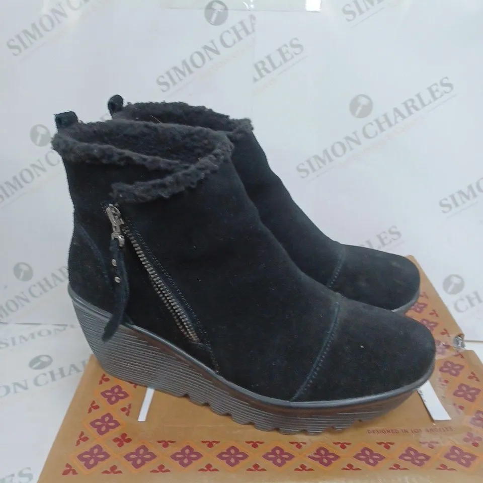 BOXED PAIR OF SKECHERS BLACK ZIP UP BLACK BOOTS SIZE 6