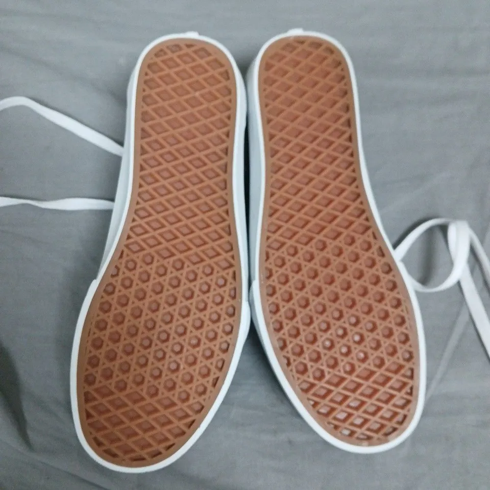 VANS OLD SKOOL SNEAKERS IN BLACK & WHITE - UK 7