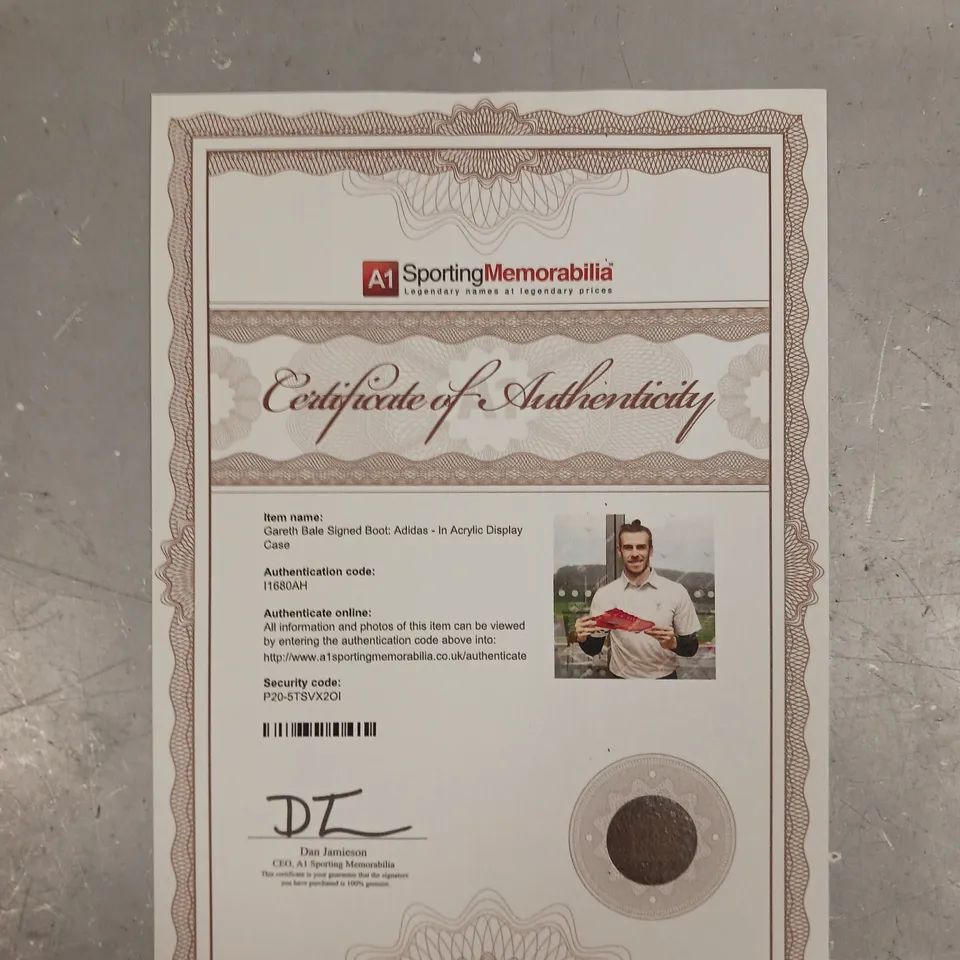 GARETH BALE A1 SPORTING MEMORABILIA AUTHENTIC SIGNED ADIDIAS BOOT IN ACRYLIC DISPLAY CASE 