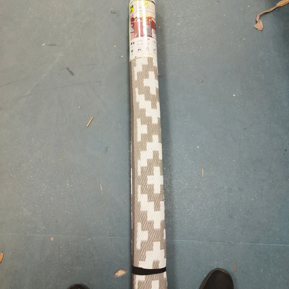 GREEN DECORE REVERSIBLE OUTDOOR RUG – GREY/WHITE GEOMETRIC PATTERN