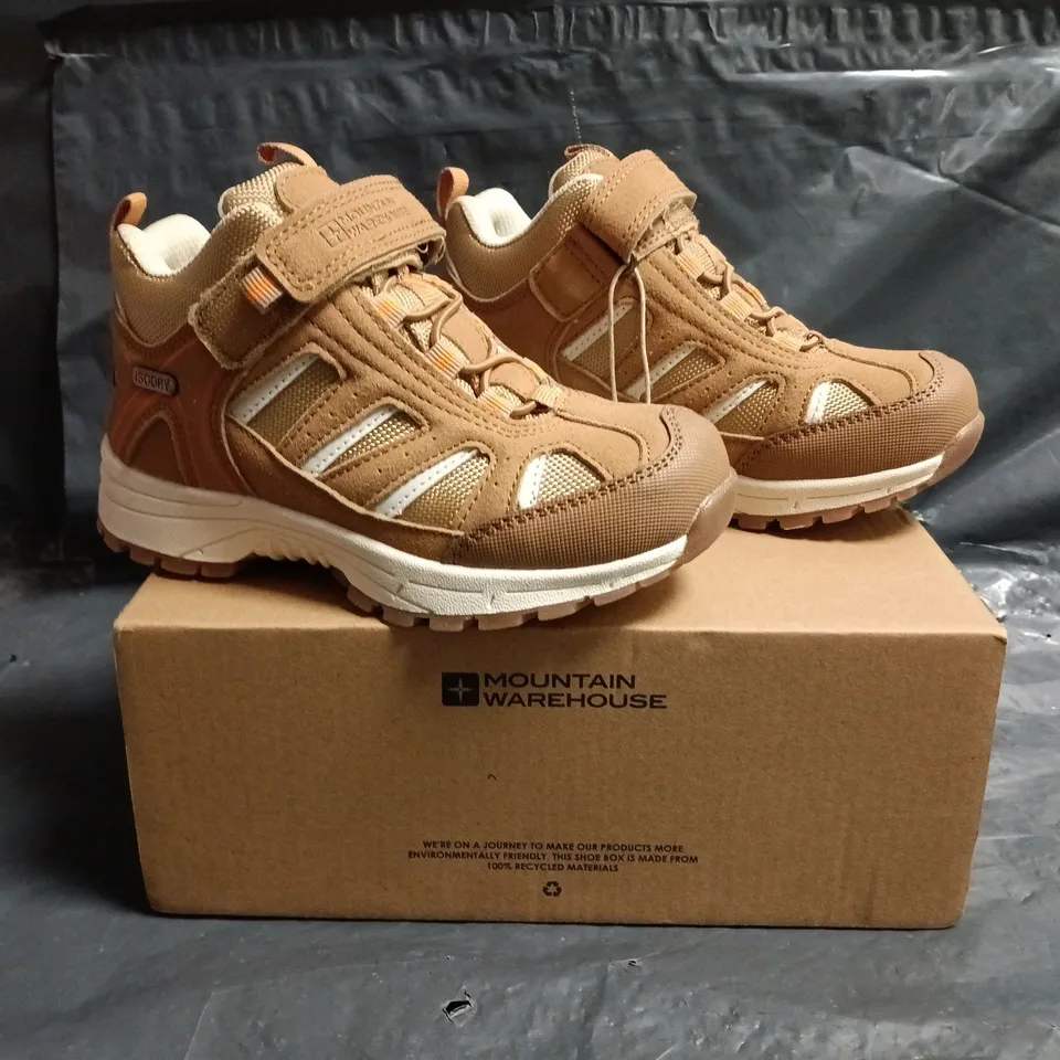 BOXED PAIR OF MOUNTAIN WAREHOUSE DRIFT JUNIOR WATERPROOF OUTDOOR BOOTS IN TAN SIZE UK 11