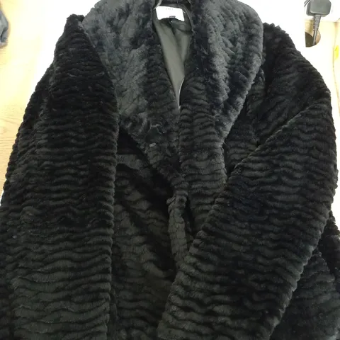 LARGE QUANTITY OF CLOTHING ITEMS TO INCLUDE , SWEATERS, JEANS, T-SHIRTS, ETC