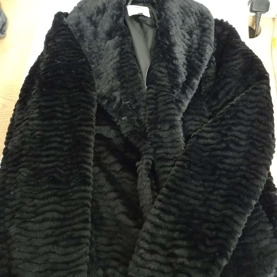 LARGE QUANTITY OF CLOTHING ITEMS TO INCLUDE , SWEATERS, JEANS, T-SHIRTS, ETC