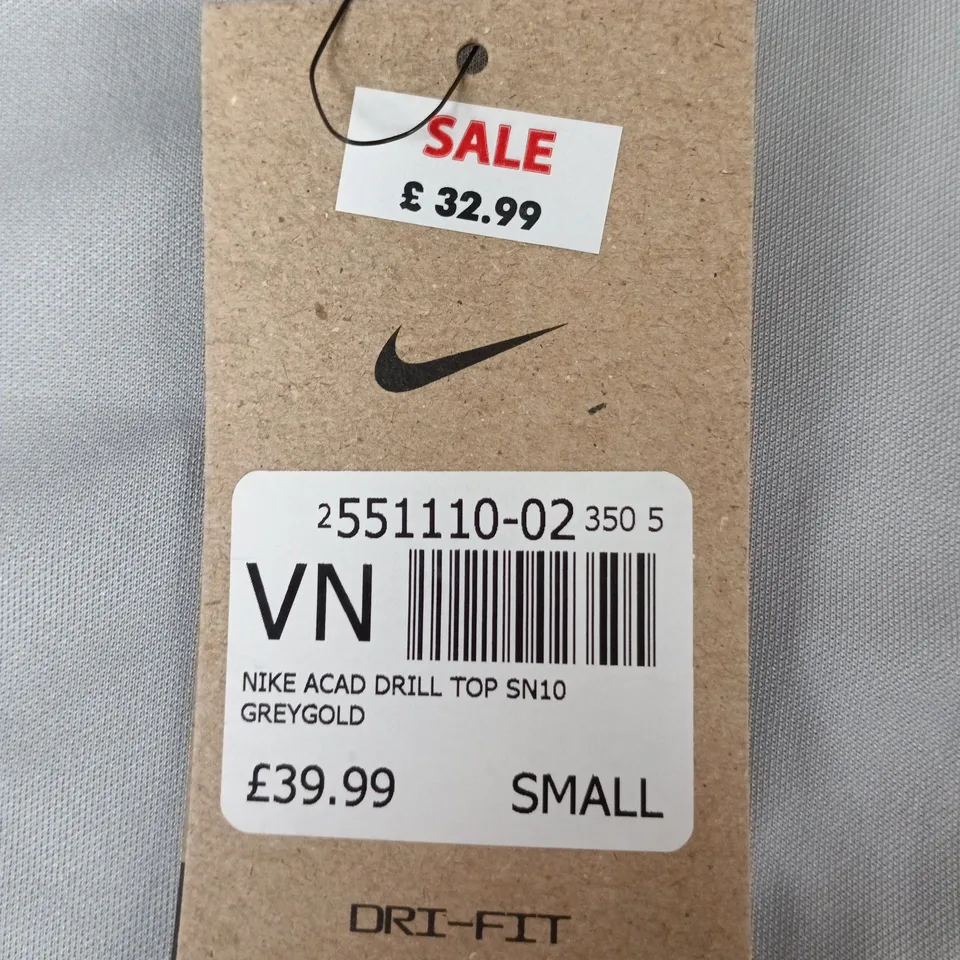 NIKE ACADEMY DRILL TOP SN10 – GREY/GOLD, SMALL (DRI-FIT)