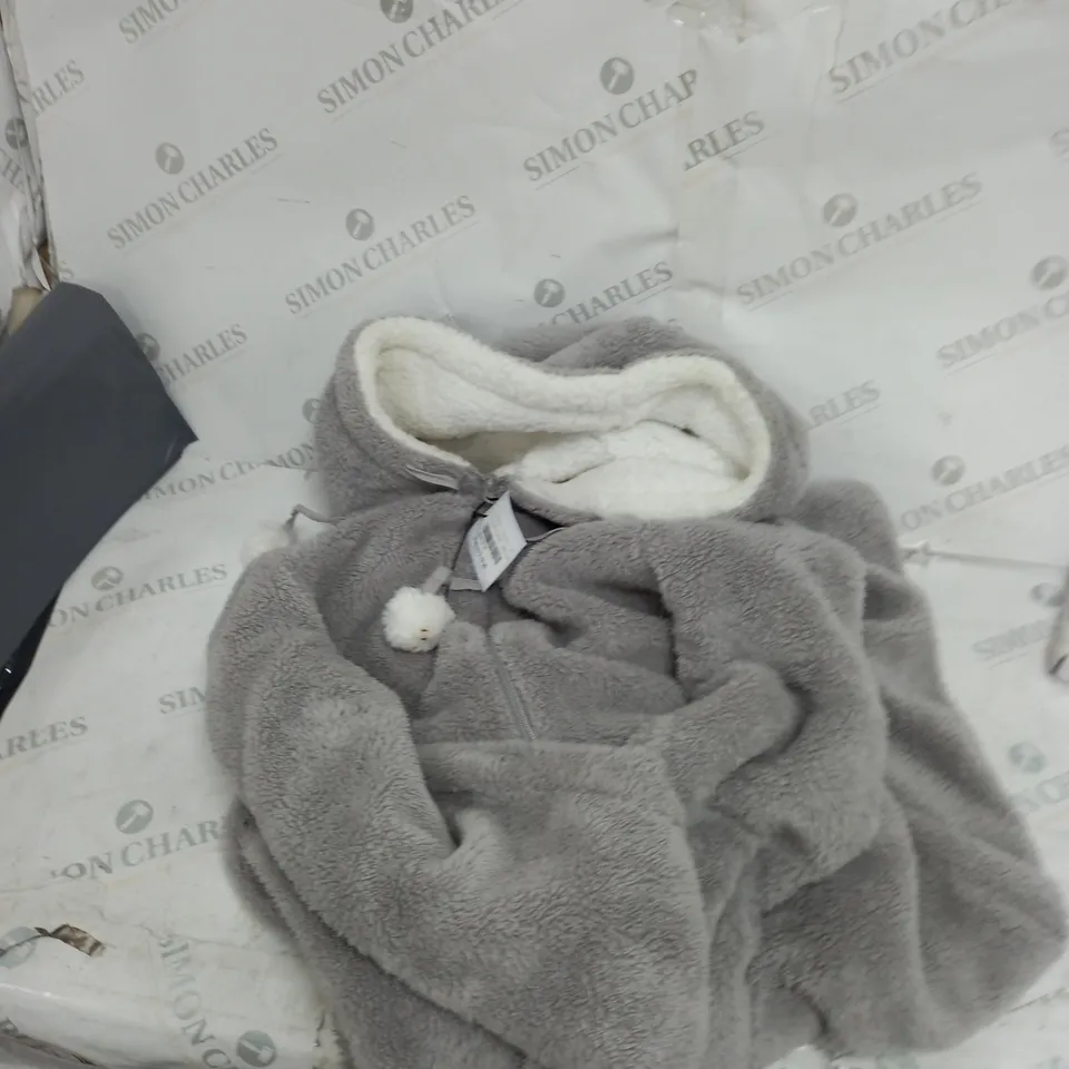 BOX OF ASSORTED WOMENS CLOTHING TO INCLUDE JEANS, TROUSERS, COATS ETC 