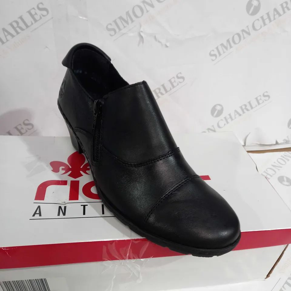 BOXED PAIR OF RIEKER ANTISTRESS BOOT BLACK SIZE 6