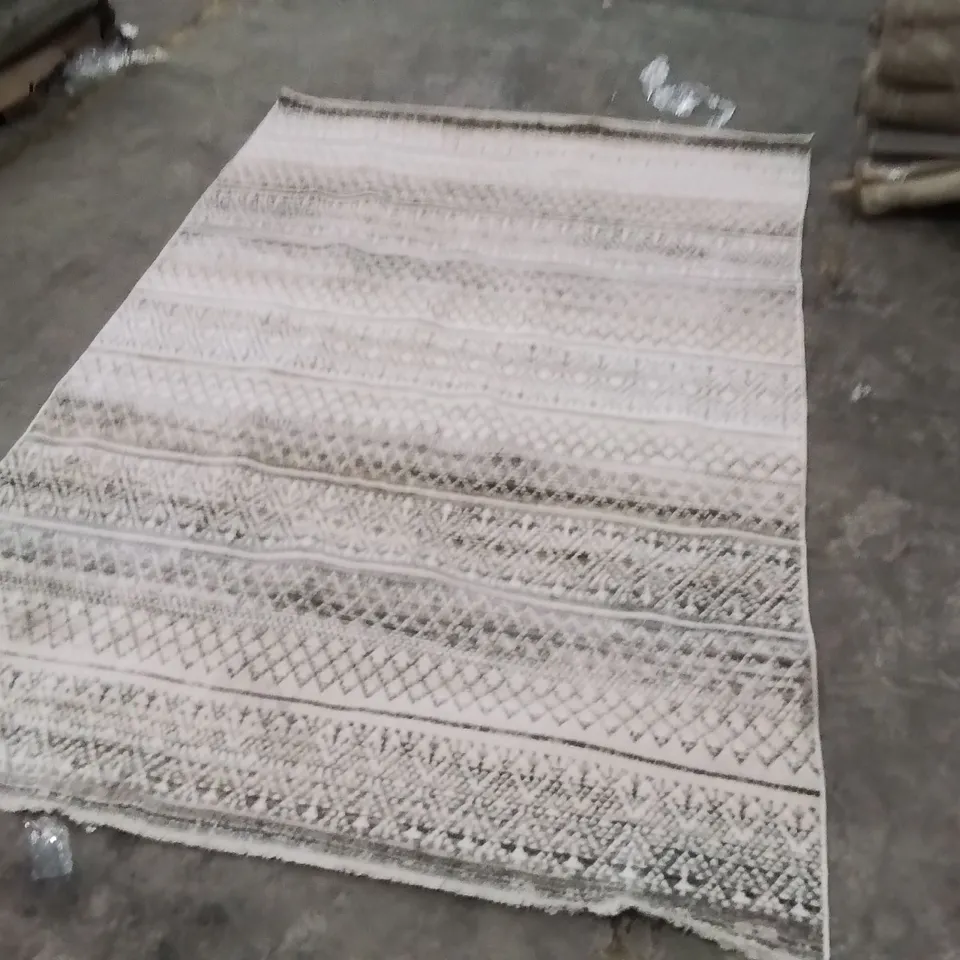 QUALITY DESIGNER RUG - APPROXIMATELY 290 x 195cm