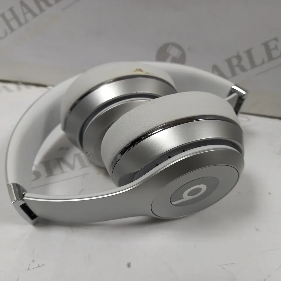 BEATS SOLO 3 WIRELESS ON-EAR HEADPHONES IN SILVER