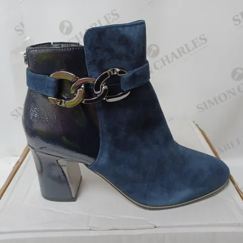 PAIR OF MODA IN PELLE LORI ANKLE BOOTS, NAVY - SIZE 7