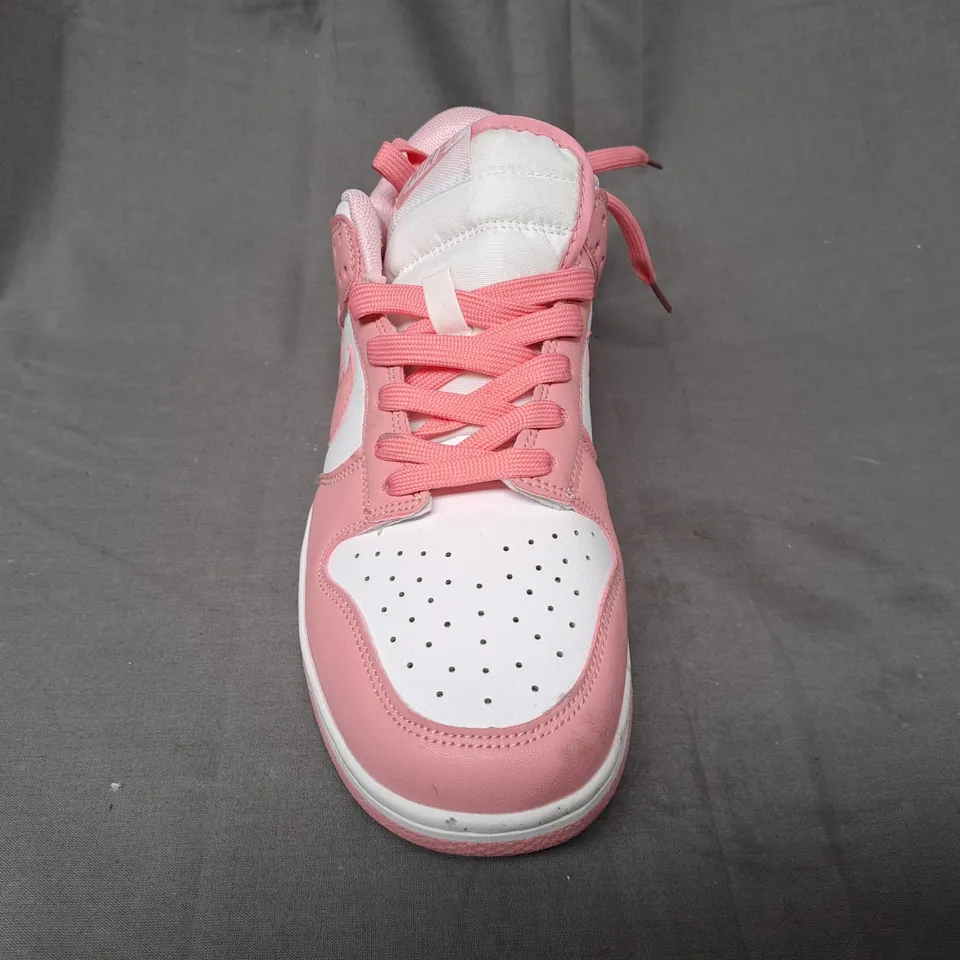 PAIR OF NIKE SHOES IN PINK/WHITE UK SIZE 7