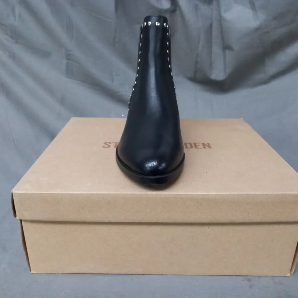 BOXED PAIR OF STEVE MADDEN CADE LEATHER ANKLE BOOTS IN BLACK UK SIZE 3