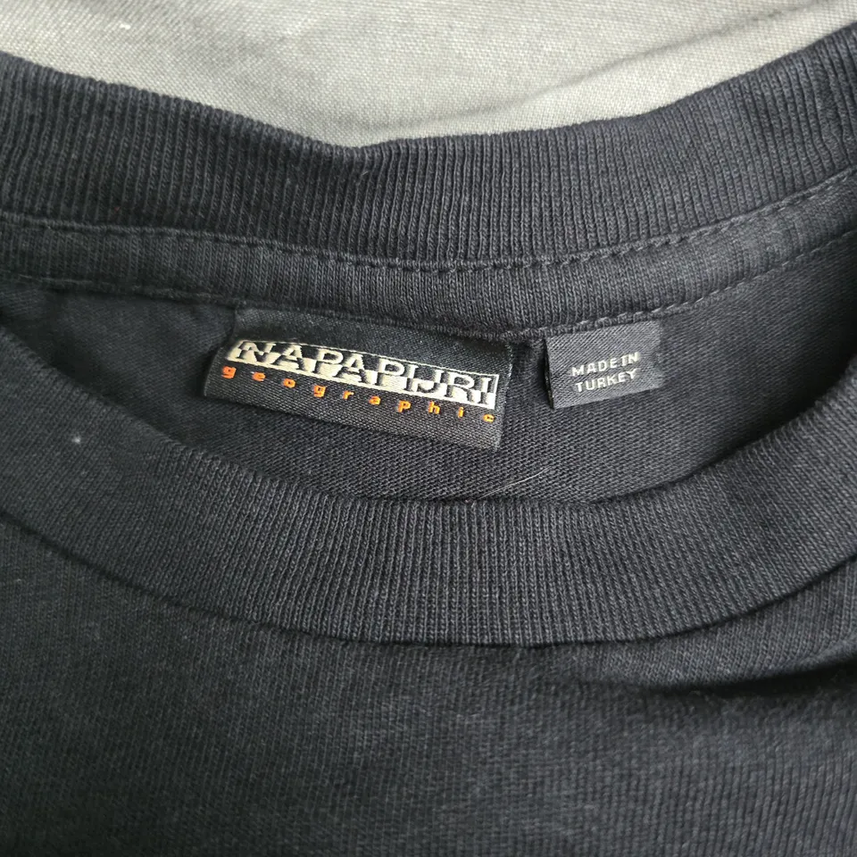 NAPAPIJRI GEOGRAPHIC LOGO T-SHIRT – BLACK – SIZE S