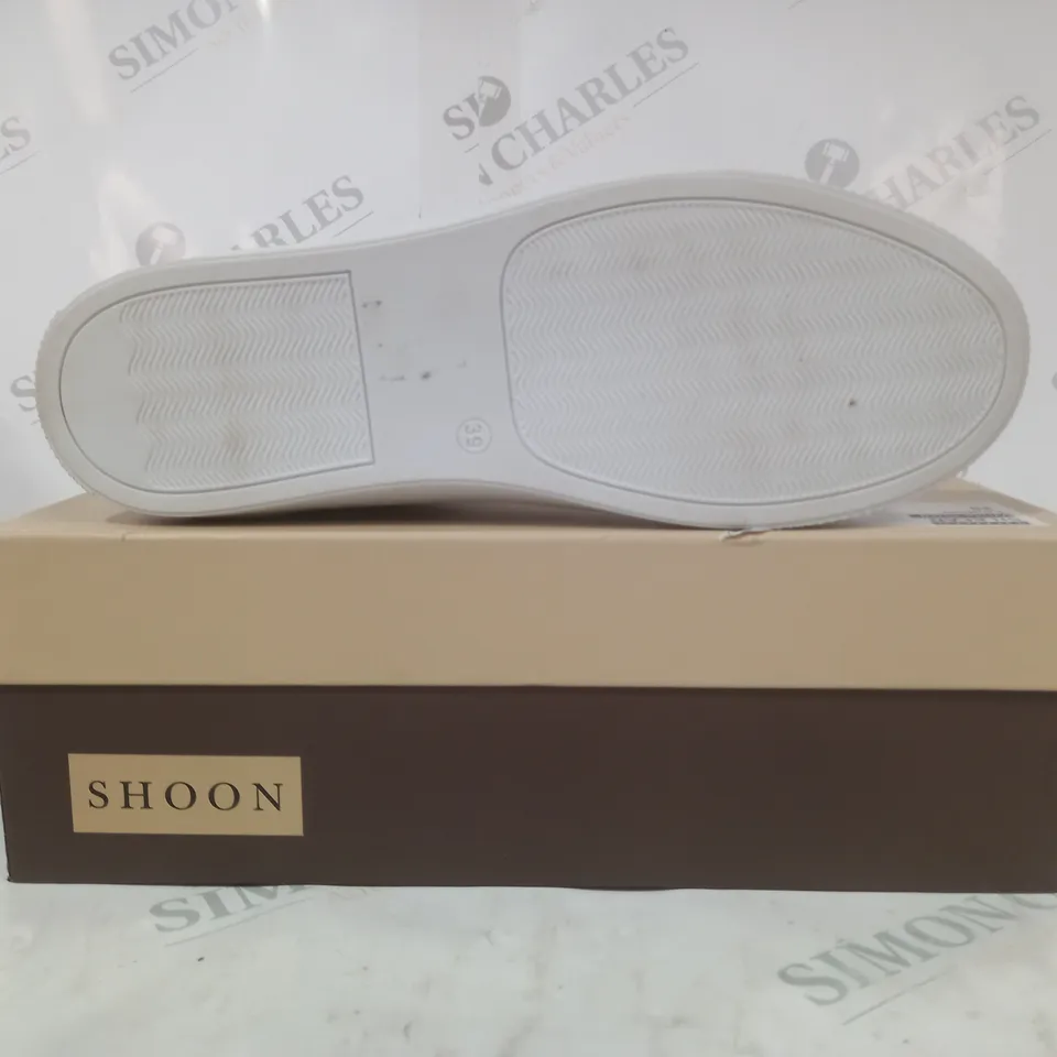 BOXED PAIR OF SHOON LACE UP TRAINERS IN WHITE/METALLIC GOLD SIZE 6