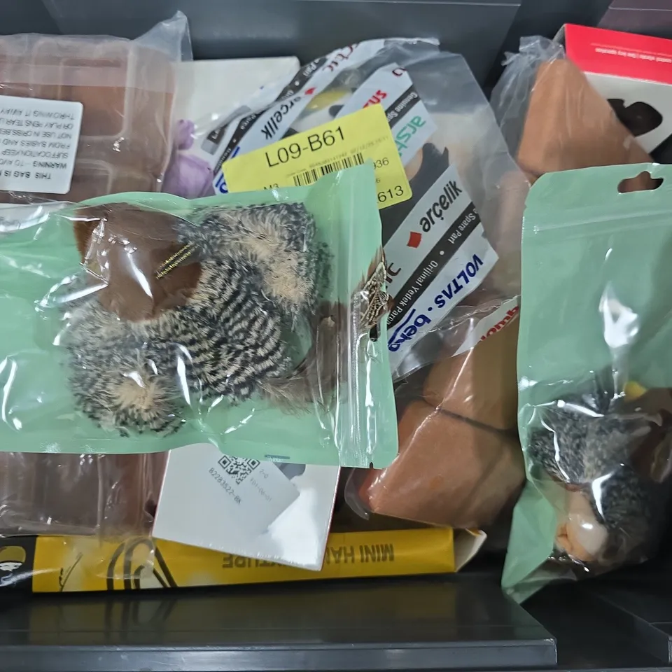 APPROXIMATELY 12 ASSORTED HOUSEHOLD ITEMS TO INCLUDE SPONTEX CLEANING CLOTHS, MULTIFUNCTIONAL MOBILE REMOTE CONTROL, MINI HAND MIXER, ETC