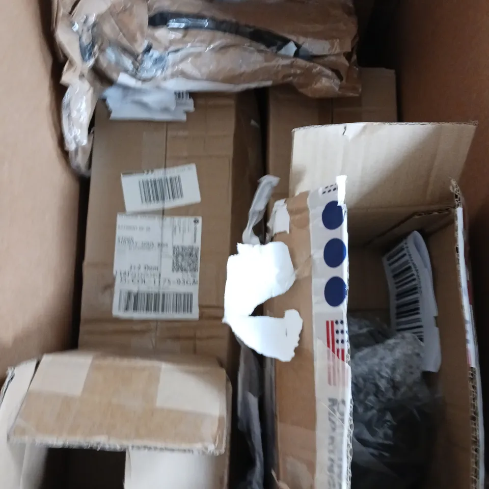 APPROXIMATELY 5 ASSORTED HOUSEHOLD PRODUCTS TO INCLUDE WALL LIGHTS & DIGITAL CLOCK 