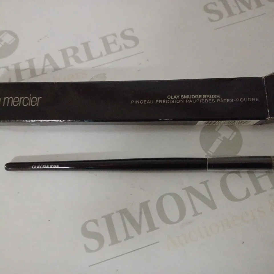 LOT OF 8 LAURA MERCIER LADIES CLAY SMUDGE BRUSH