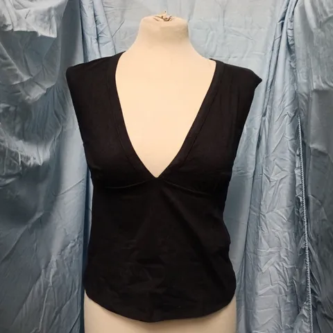 MOTEL EMBERLY PLUNGE TOP – BLACK – SIZE M