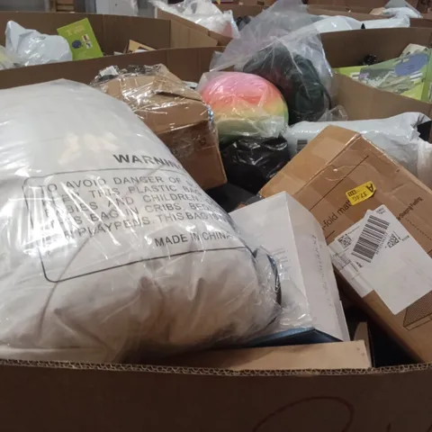PALLET CONTAINING A LARGE QUANTITY OF PILLOWS