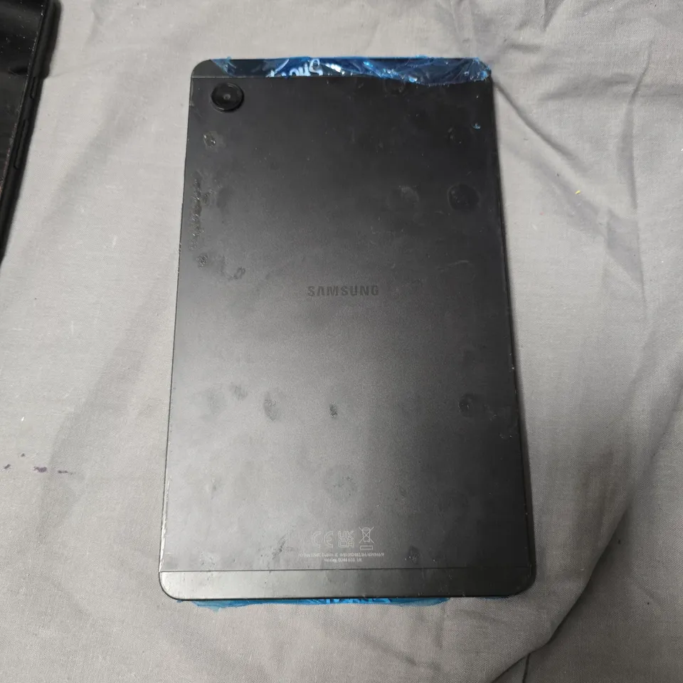 SAMSUNG TABLET – BLACK, BACK VIEW WITH SINGLE CAMERA 