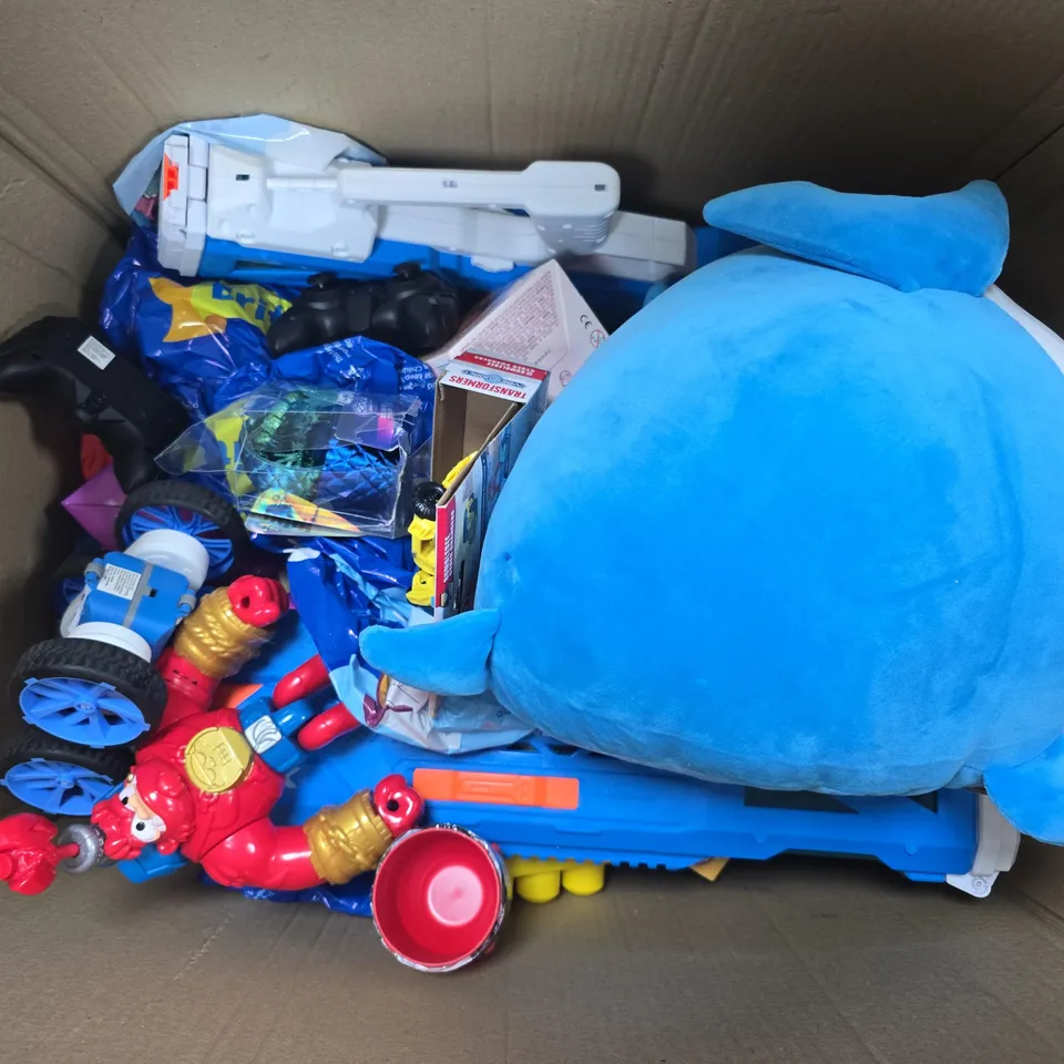 APPROXIMATELY 10 ASSORTED TOYS & GAMES PRODUCTS TO INCLUDE X-SHOT WATER GUN, TRANSFORMERS CYBERWORLD BUMBLEE CYBER CHANGERS, GUI GUI, ETC