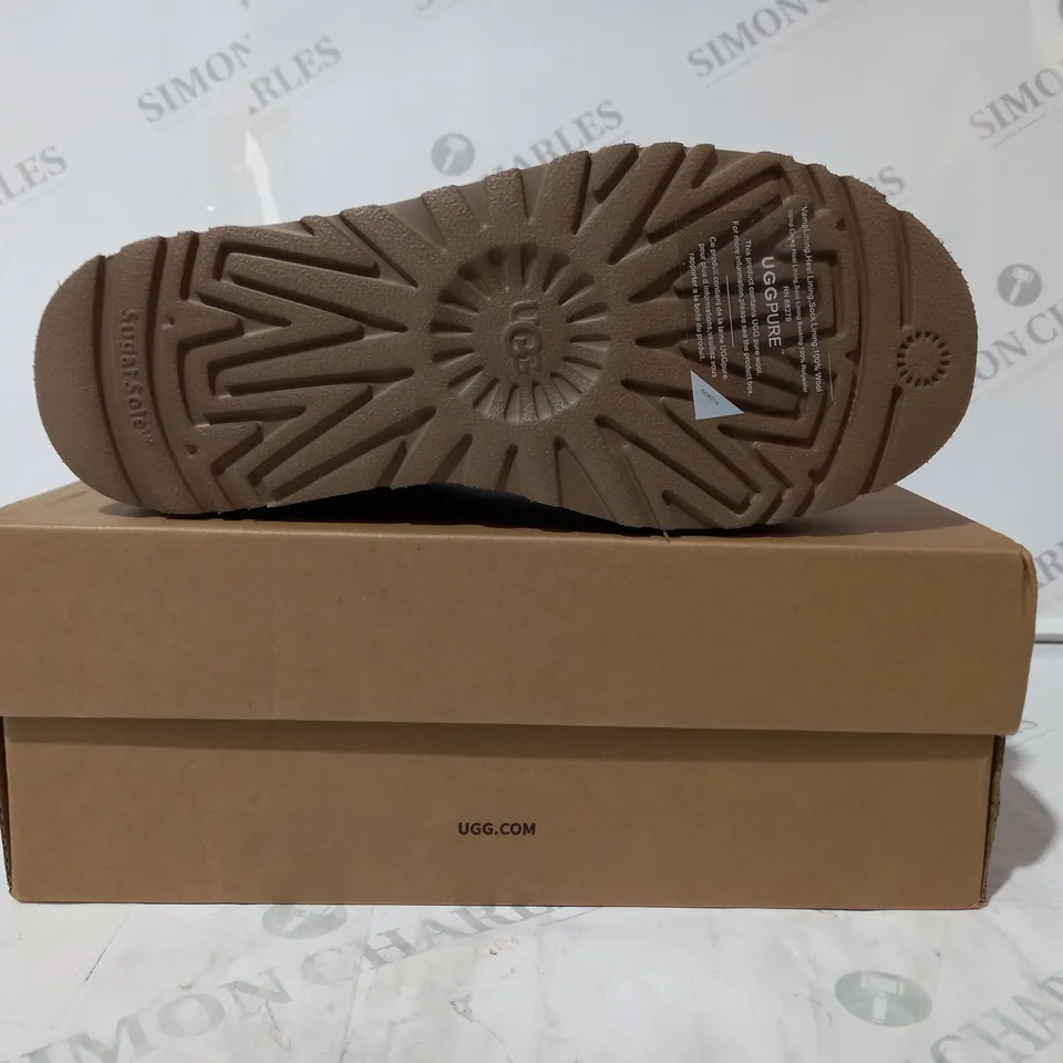 BOXED PAIR OF UGG WTAZZ SHOES IN TAN UK SIZE 4